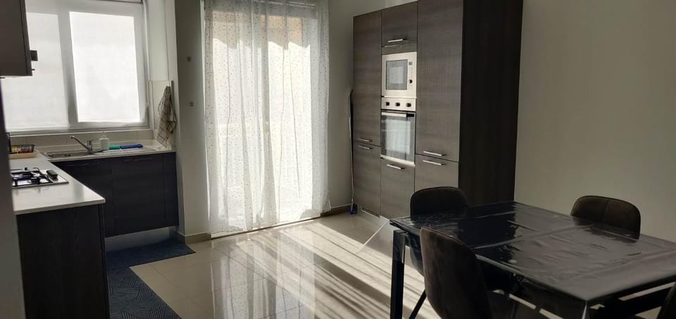 Kitchen or kitchenette, Dining area, minibar