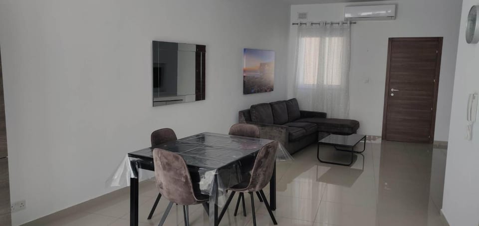 Communal lounge/ TV room, TV and multimedia, Living room, Seating area, Dining area, Evening entertainment, air conditioner
