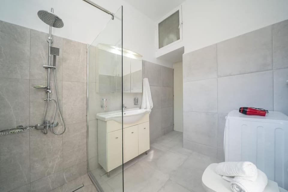 Shower, Toilet, Bathroom, towels