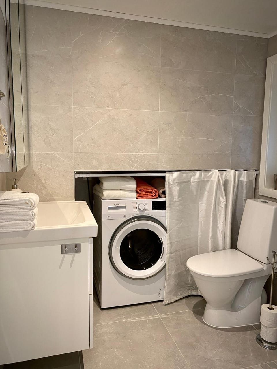 Toilet, Bathroom, towels, washing machine, dryer