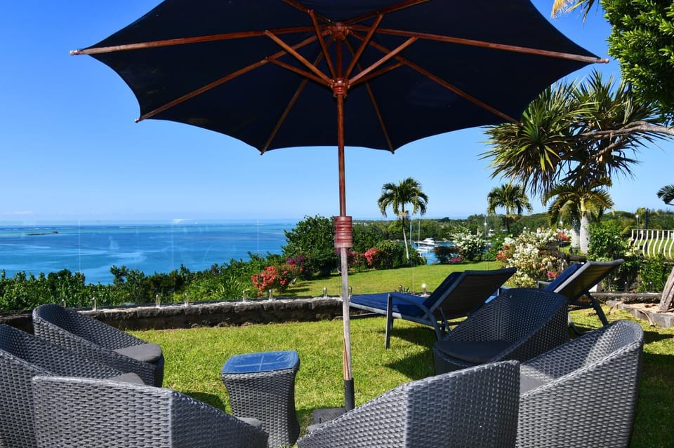 Garden, Seating area, Sea view, sunbed