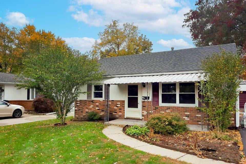 Peaceful Cottage about 8 Mi to Downtown Toledo! House in Toledo