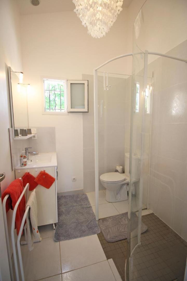 Shower, Toilet