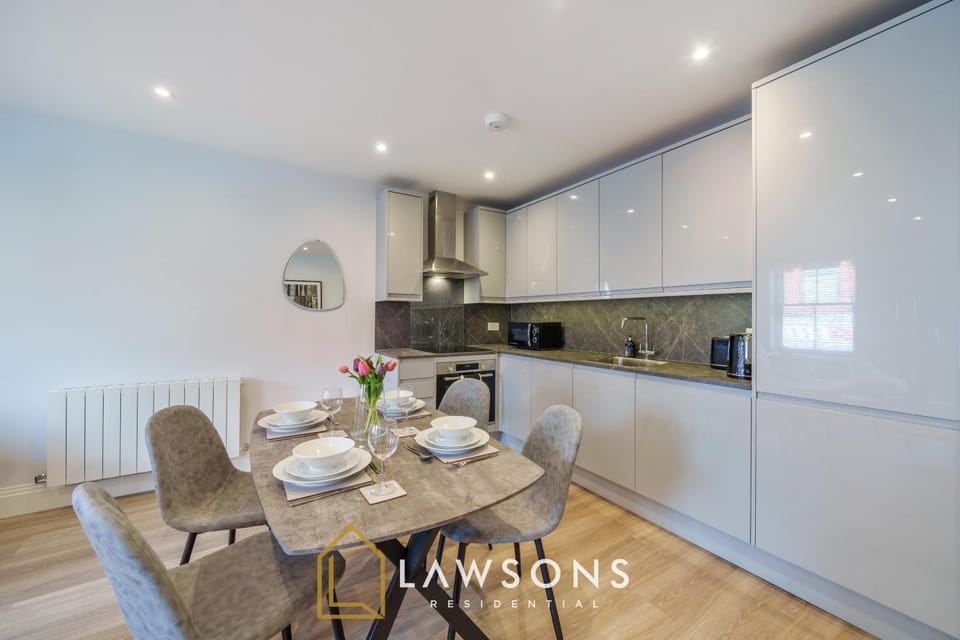 Stylish 1BR Flat, Central Windsor Apartment in Windsor