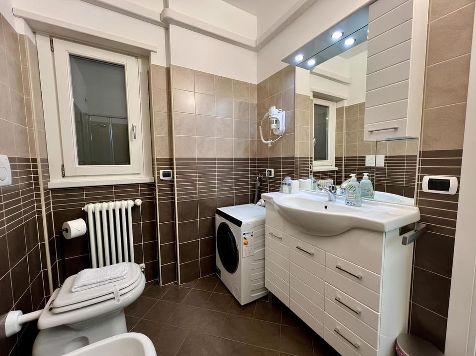 Toilet, Bathroom, bidet, towels