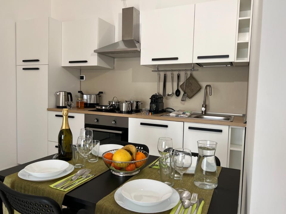Coffee/tea facilities, Kitchen or kitchenette, Dining area, stove, toaster