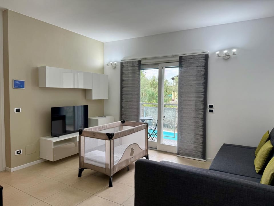TV and multimedia, Living room, Seating area, Evening entertainment, cot