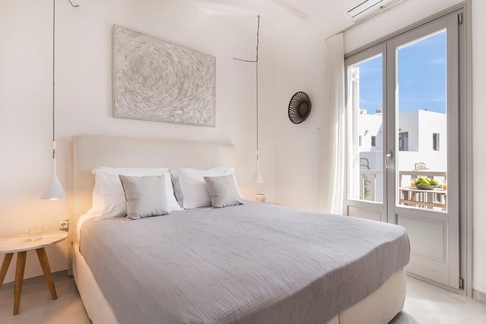 Bed, Day, View (from property/room), Decorative detail, Bedroom, City view