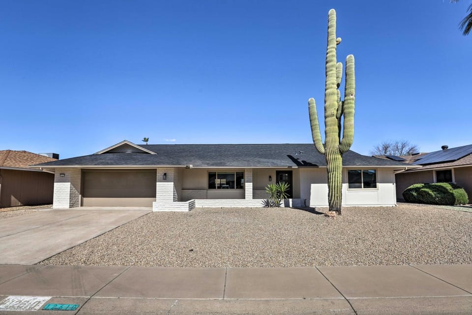 Putting Green, Grill: Home in Sun City West! House in Sun City West
