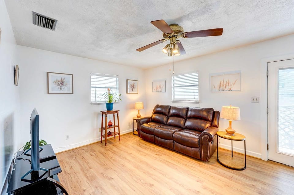 Corpus Christi Extended Stay - 7 Mi to Beach! House in Nueces County