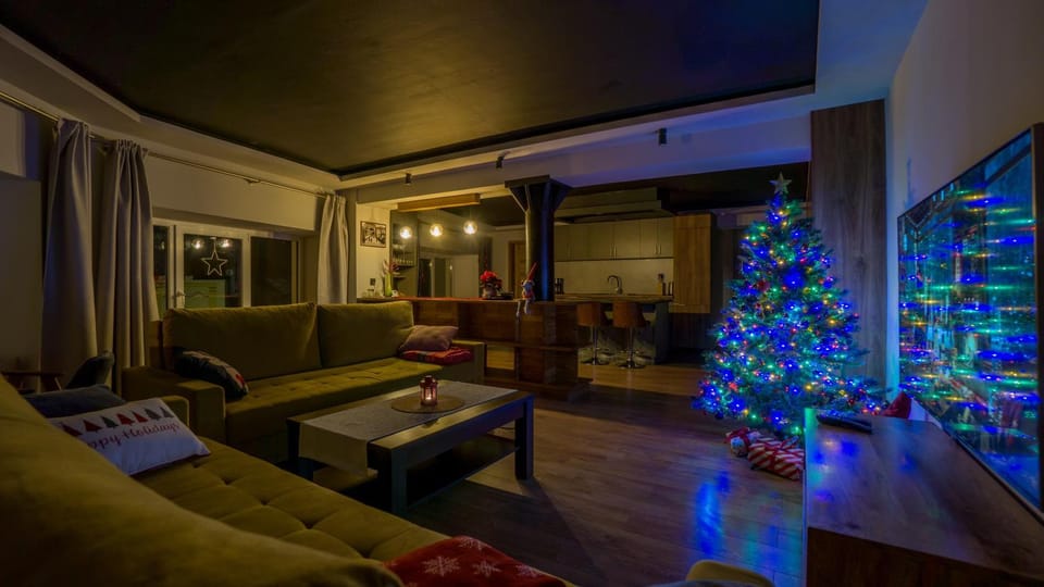 Communal lounge/ TV room, TV and multimedia, Living room, Seating area, Evening entertainment