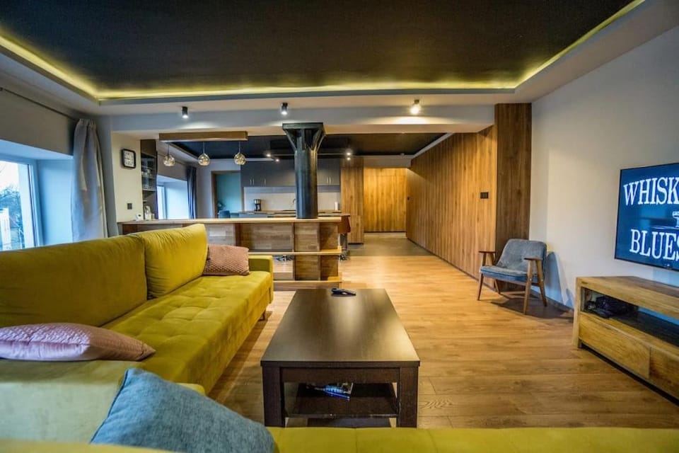 Communal lounge/ TV room, TV and multimedia, Living room, Seating area, Evening entertainment
