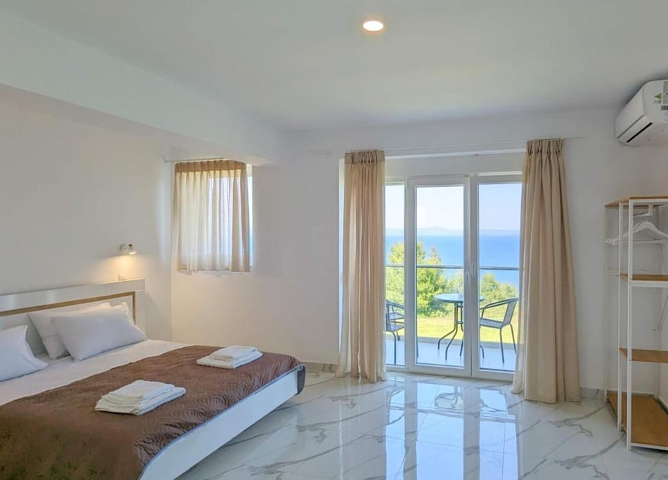 Photo of the whole room, Sea view