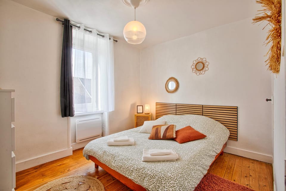 Bed, Photo of the whole room, Bedroom, towels