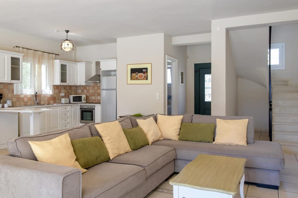 Kitchen or kitchenette, Living room, dishwasher, oven, stove