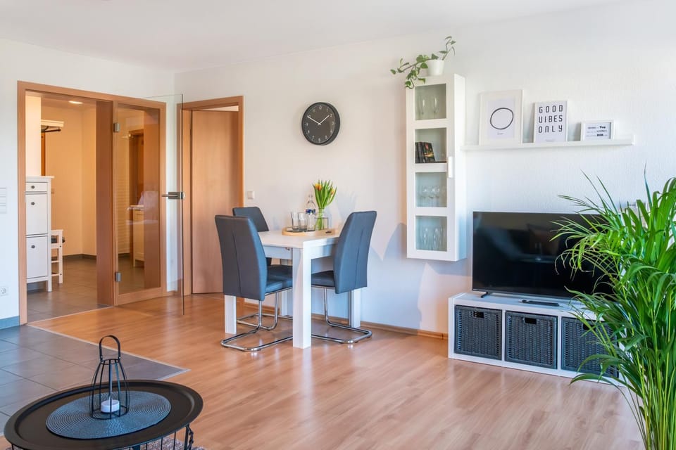 TV and multimedia, Living room, Seating area, Evening entertainment
