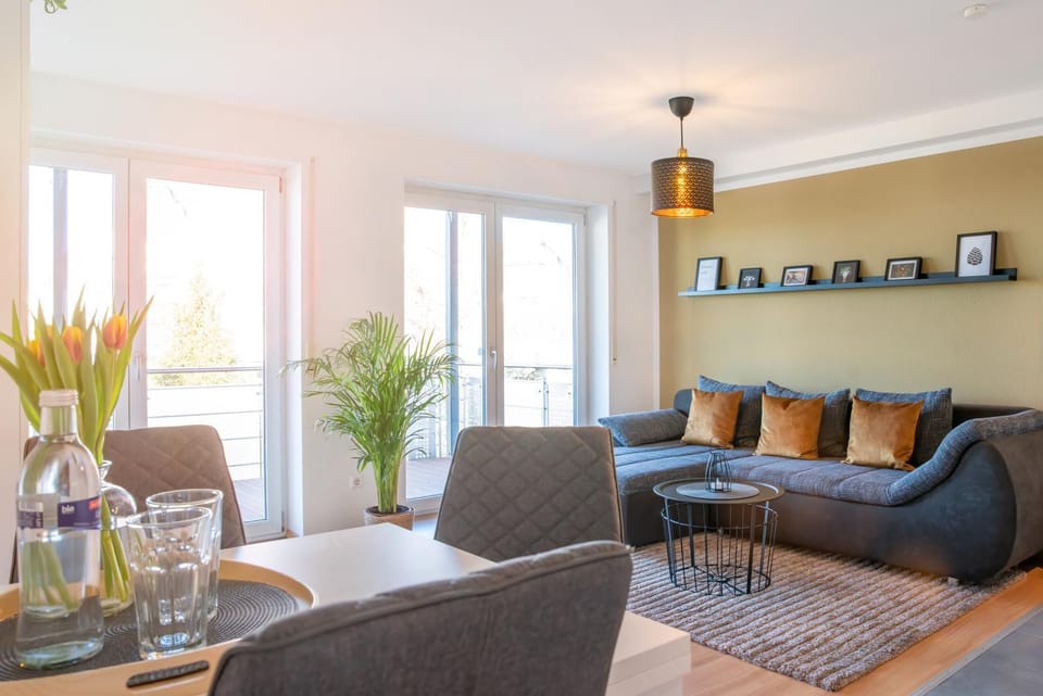 View (from property/room), View (from property/room), Living room, Seating area, Dining area, City view, Garden view, locker