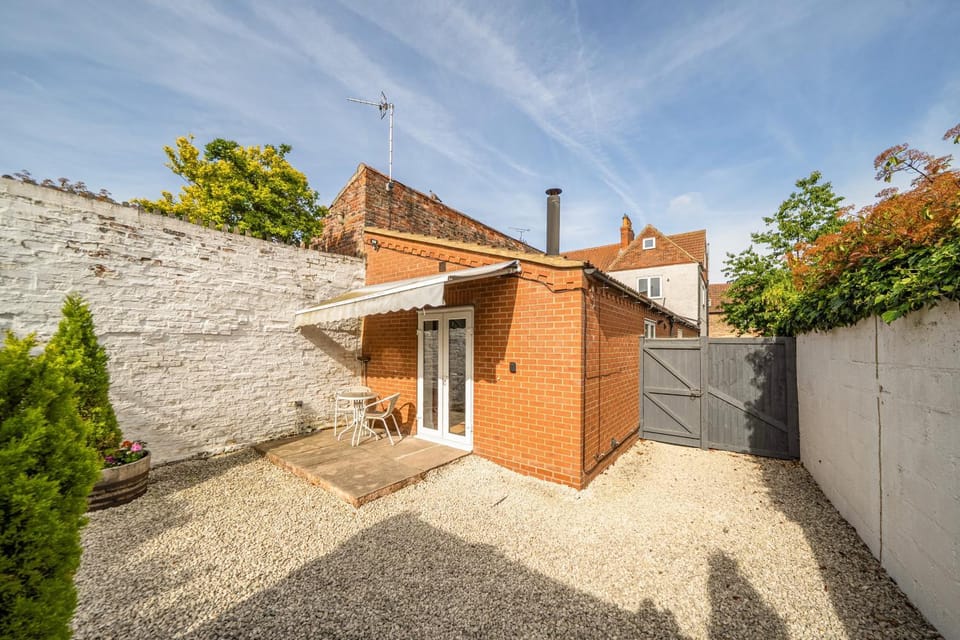 Cozy Lodge sleeps 4 in Barton-upon-Humber House in England