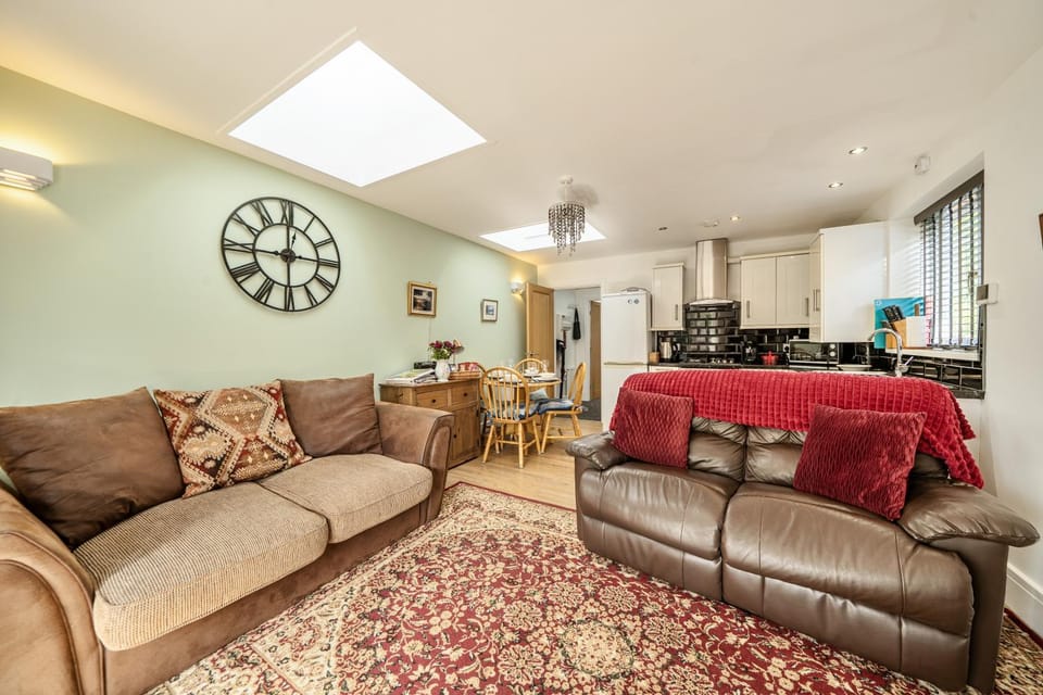 Cozy Lodge sleeps 4 in Barton-upon-Humber House in England