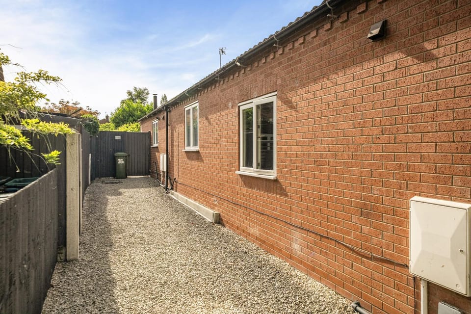 Cozy Lodge sleeps 4 in Barton-upon-Humber House in England