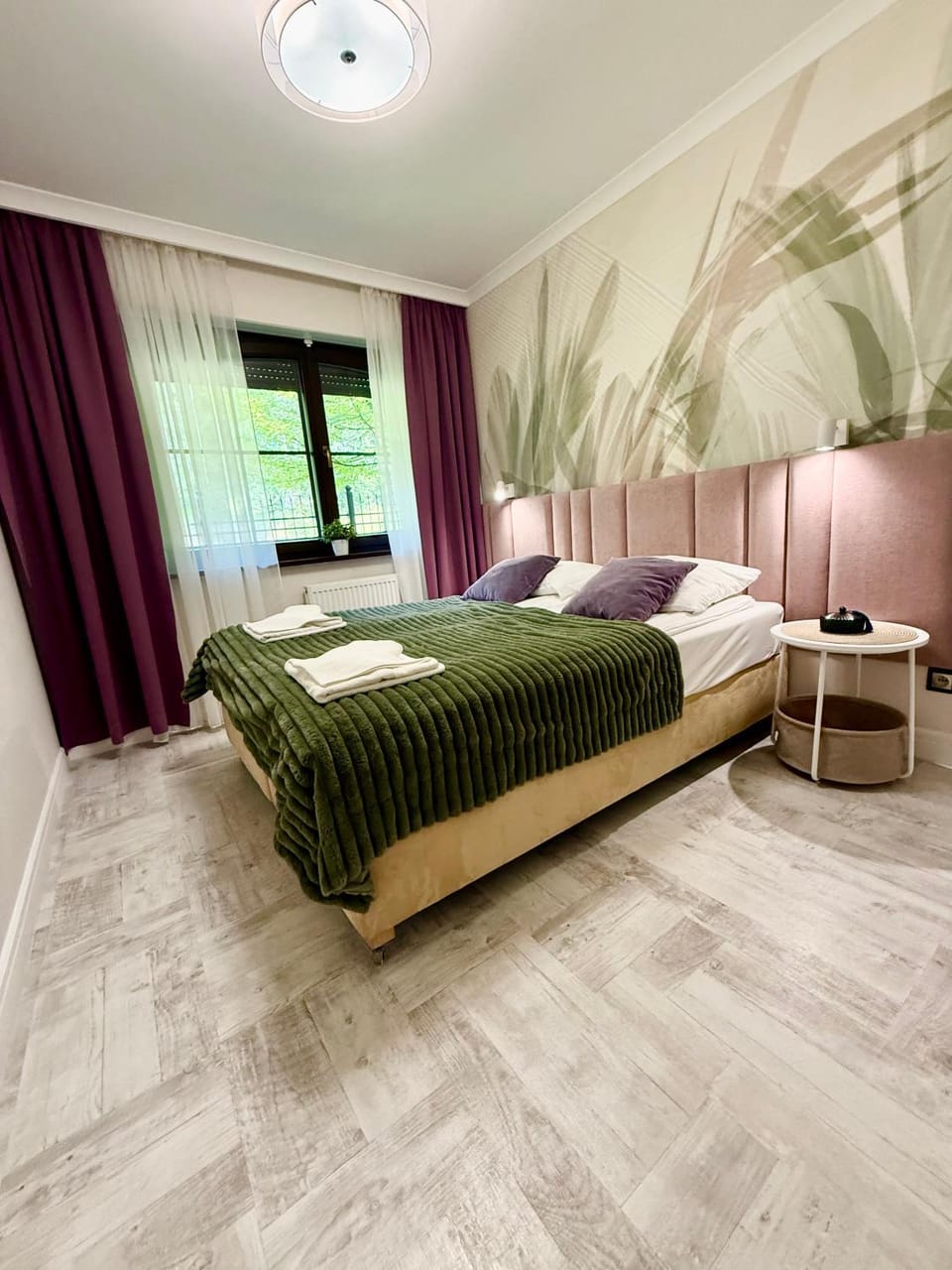 Bed, Bedroom, towels