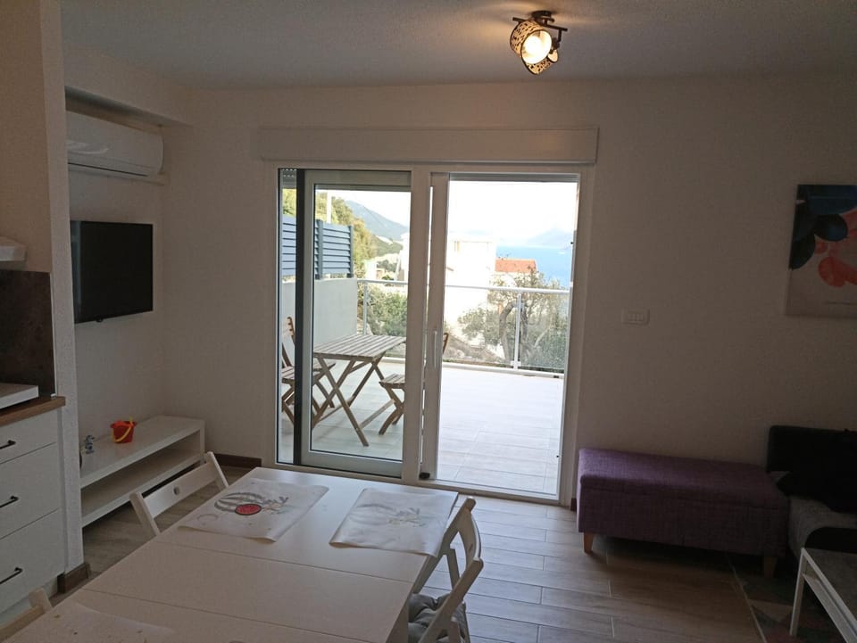 TV and multimedia, View (from property/room), Living room, Sea view, air conditioner