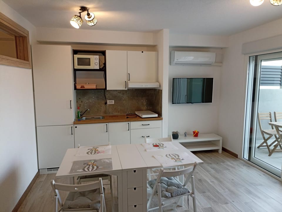 TV and multimedia, Kitchen or kitchenette, Dining area, minibar, stove