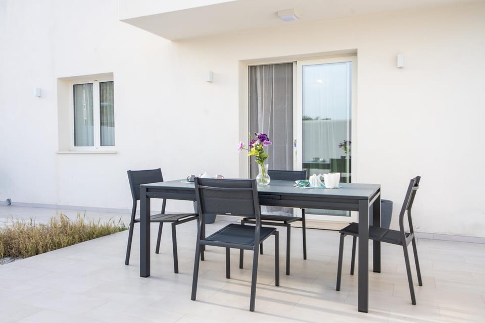 Property building, Patio, Facade/entrance, Day, Balcony/Terrace, Dining area