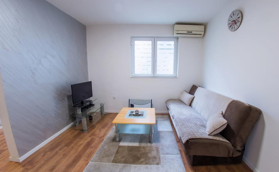 TV and multimedia, Living room, Seating area, air conditioner