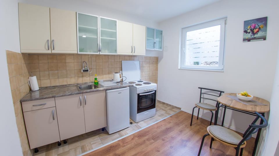 Kitchen or kitchenette, Dining area, pet friendly, stove