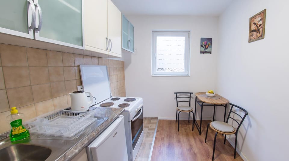 Kitchen or kitchenette, Dining area, pet friendly, stove
