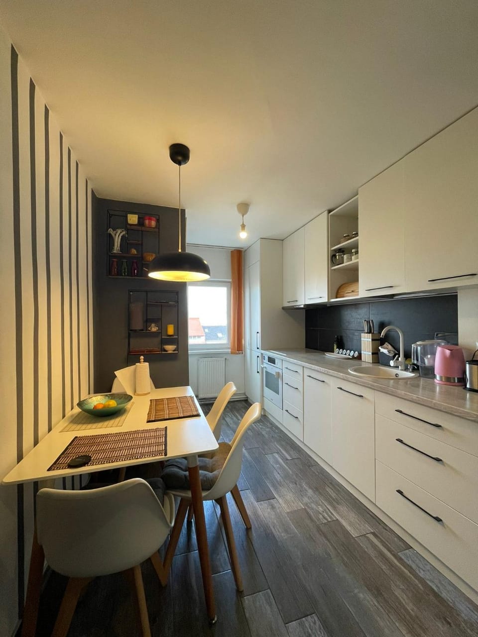 Kitchen or kitchenette, Dining area, stove