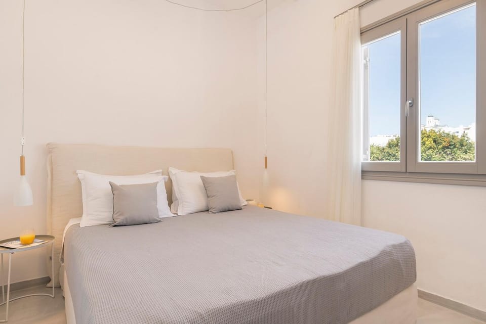 Bed, Day, View (from property/room), Decorative detail, Bedroom, City view