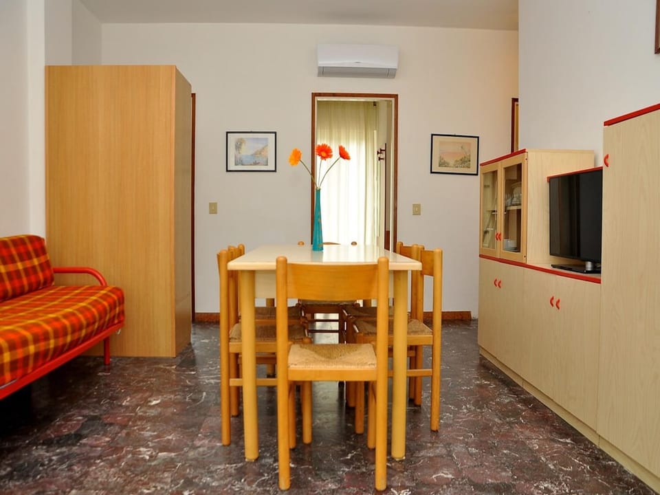 Restaurant/places to eat, TV and multimedia, Living room, Seating area, Dining area