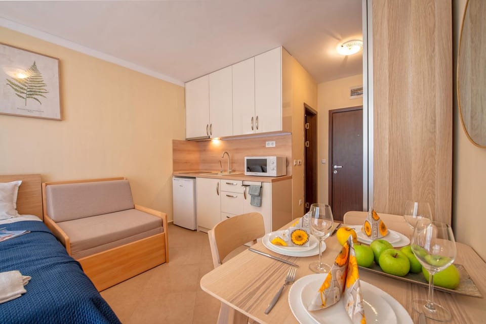 Bed, Kitchen or kitchenette, Photo of the whole room