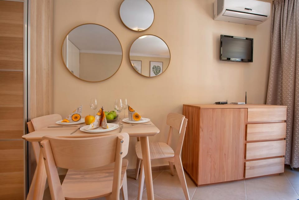 Photo of the whole room, Dining area