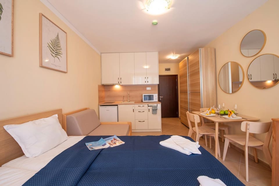 Bed, Kitchen or kitchenette, Living room, Dining area
