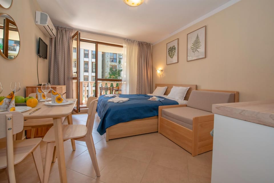 Bed, Photo of the whole room, Dining area