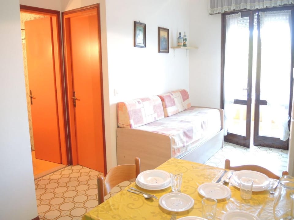 Restaurant/places to eat, Living room, Seating area, Dining area, Bedroom