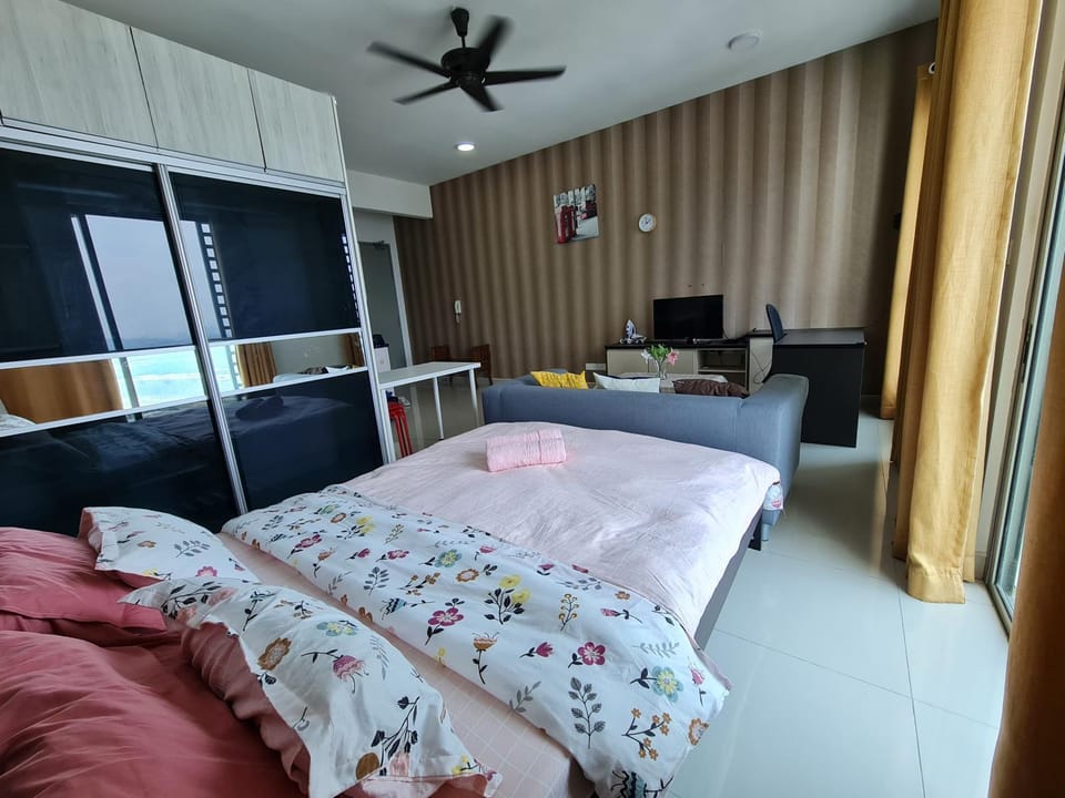 Bed, Photo of the whole room, Bedroom, fireplace, wardrobe