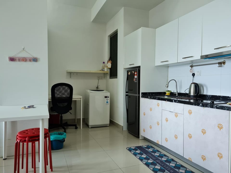 Kitchen or kitchenette, Dining area, stove