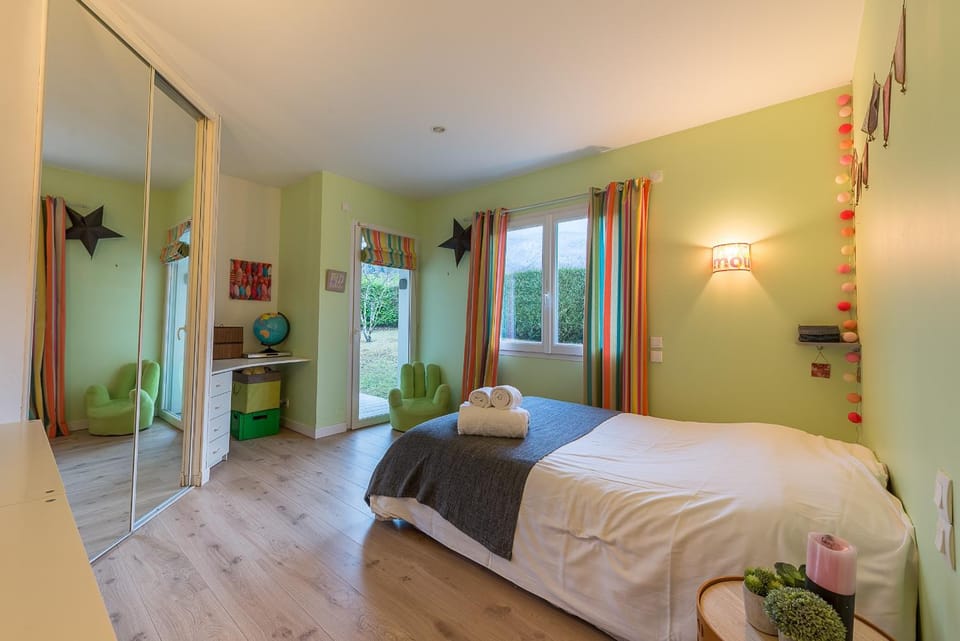 Photo of the whole room, Bedroom