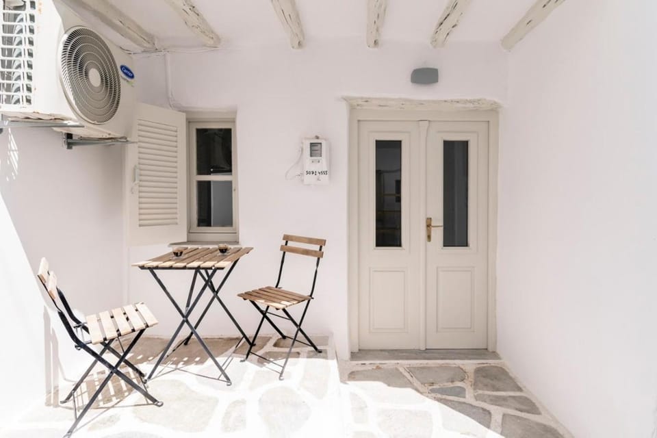 Patio, Day, Balcony/Terrace, Dining area