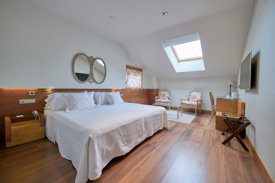 Bed, TV and multimedia, Photo of the whole room, Bedroom, hair dresser