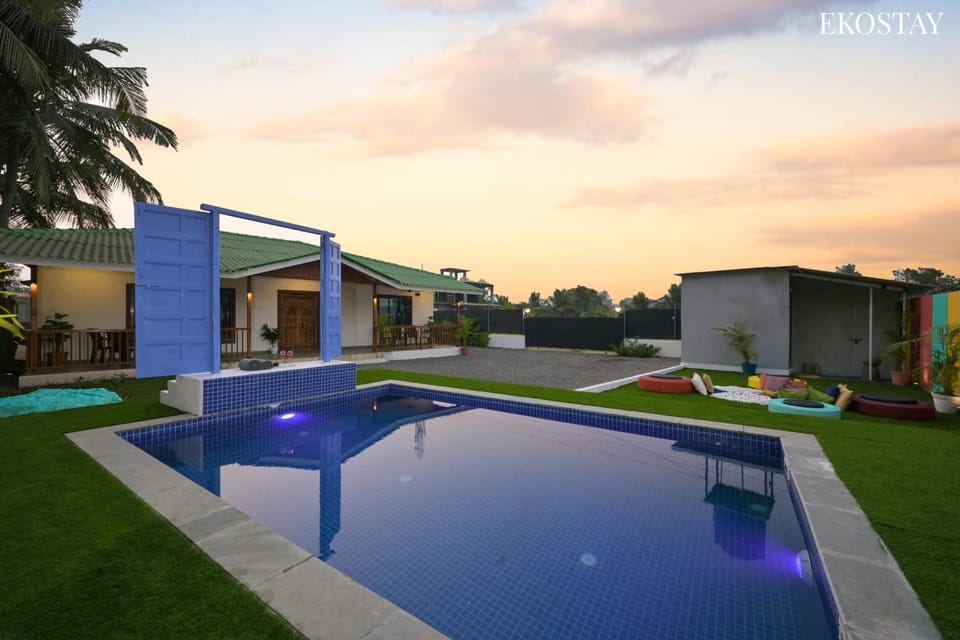 Property building, Day, Garden, Garden view, Pool view, Swimming pool, sunbed
