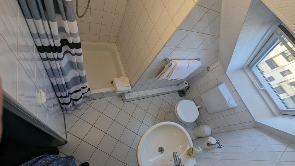 Shower, Toilet, Bathroom, Bath, towels