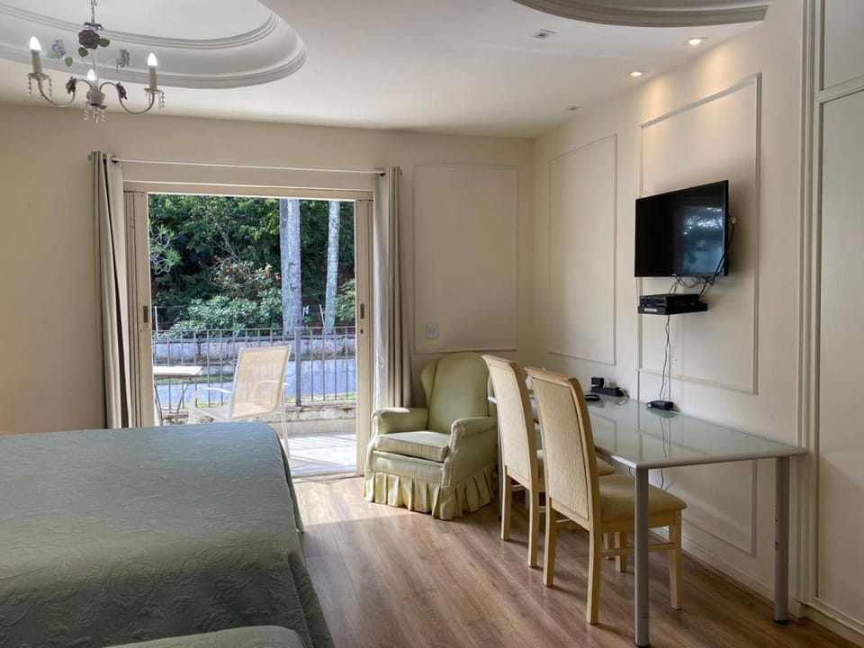 TV and multimedia, Photo of the whole room, Bedroom