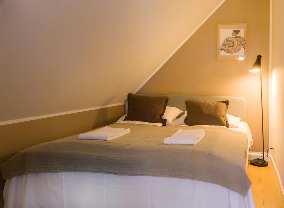 Bed, Bedroom, towels