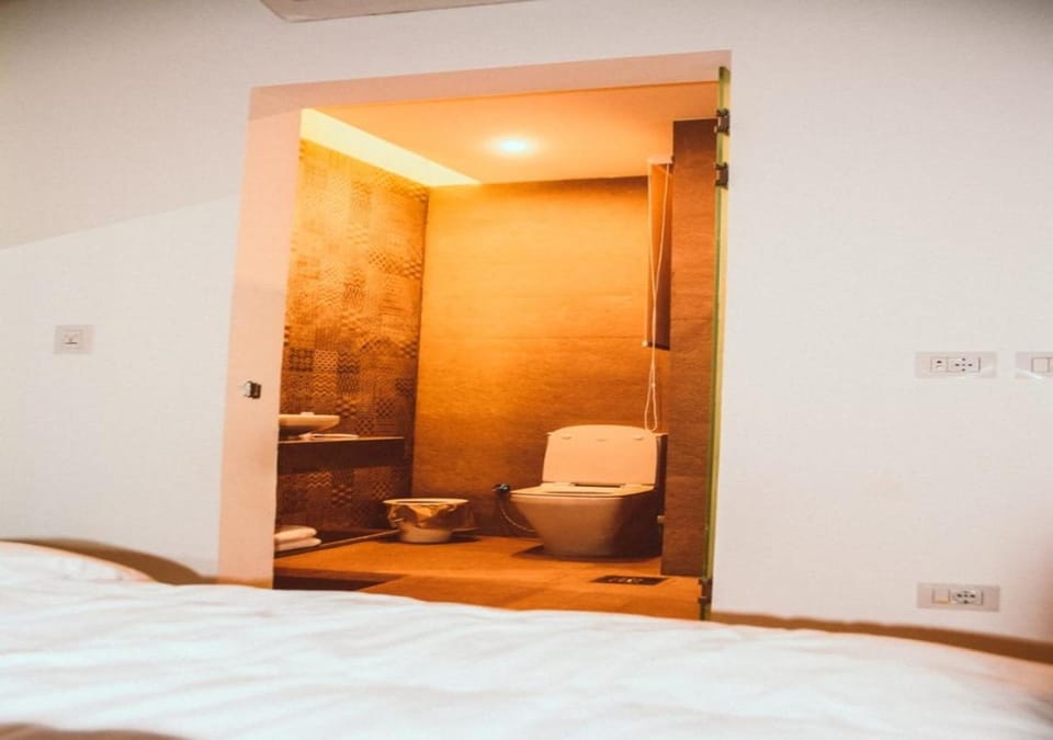 Toilet, Bed, Bathroom, Photo of the whole room, Bedroom, bidet, towels