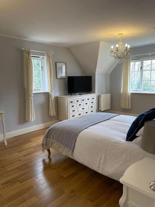 Large coastal cottage,with private indoor pool, hut tub on the Jurassic coast House in West Dorset District